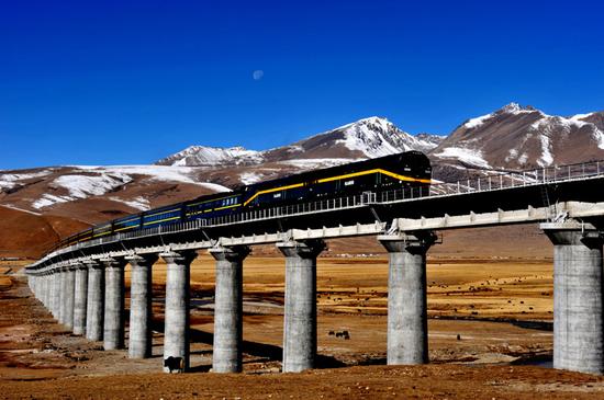 青藏铁路历时七年全线换轨 总投资12.98亿元